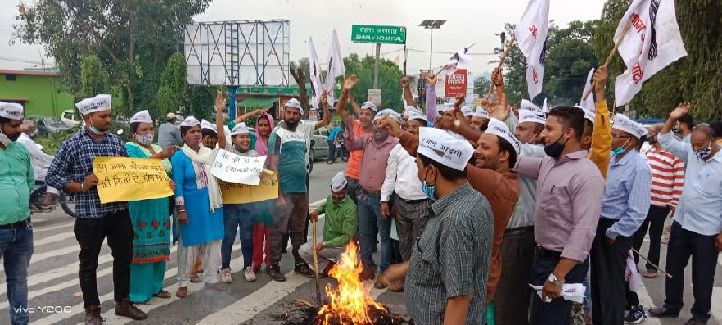 बीजेपी प्रवक्ता द्वारा उत्तराखण्ड की जनता को भिखमंगों की संज्ञा देने पर आप कार्यकताओं ने बीजेपी का पुतला फूंका