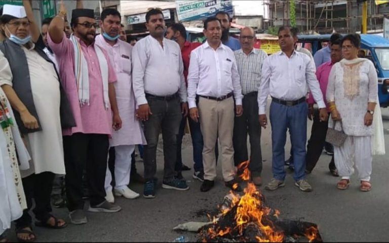 महंगाई के विरोध में कांग्रेस ने फूंका भाजपा सरकार का पुतला