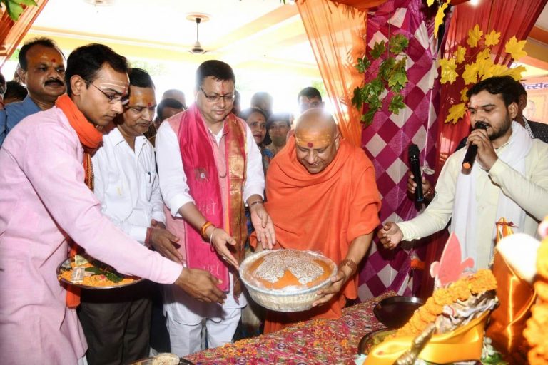 सीएम धामी ने की सिद्धबलि हनुमान मंदिर में पूजा-अर्चना