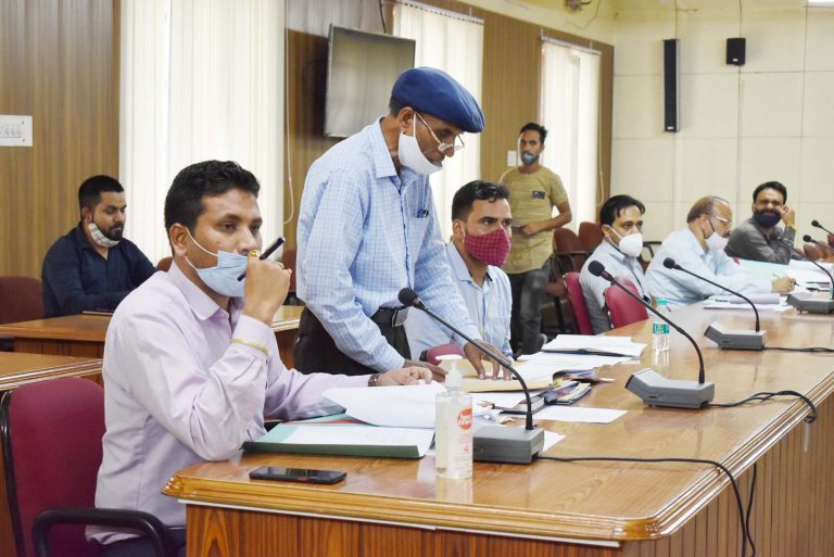 डीएम ने असंगठित श्रेत्र के मजदूरों का डाटा निर्धारित प्रारूप में शीघ्र उपलब्ध कराने के निर्देश दिए