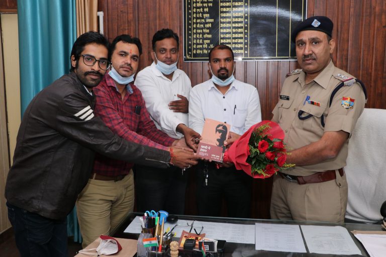 दून के युवा समाजसेवियों ने पटेलनगर कोतवाली इंचार्ज को किया सम्मानित