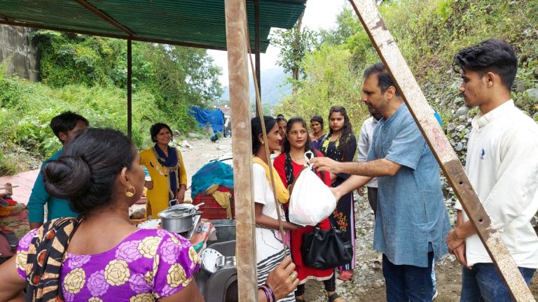 आप कार्यकर्ता आपदाग्रस्त इलाकों में पीड़ितों को पहुंचा रहे हरसंभव मदद