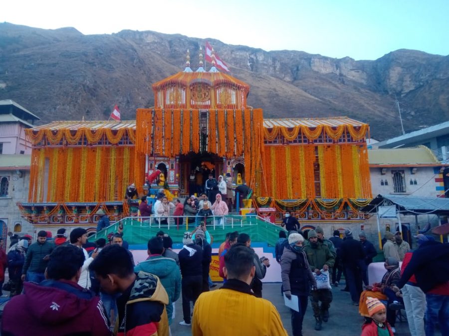 बदरीनाथ धाम को 20 किं्वटल फूलों से सजाया गया, आज को बंद होंगे कपाट बदरीनाथ धाम को 20 किं्वटल फूलों से सजाया गया, आज को बंद होंगे कपाट