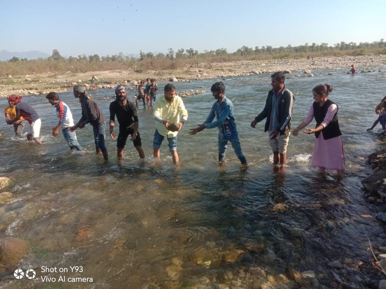 उक्रांद के साथ लोगों ने किया तटबंध के लिए श्रमदान 