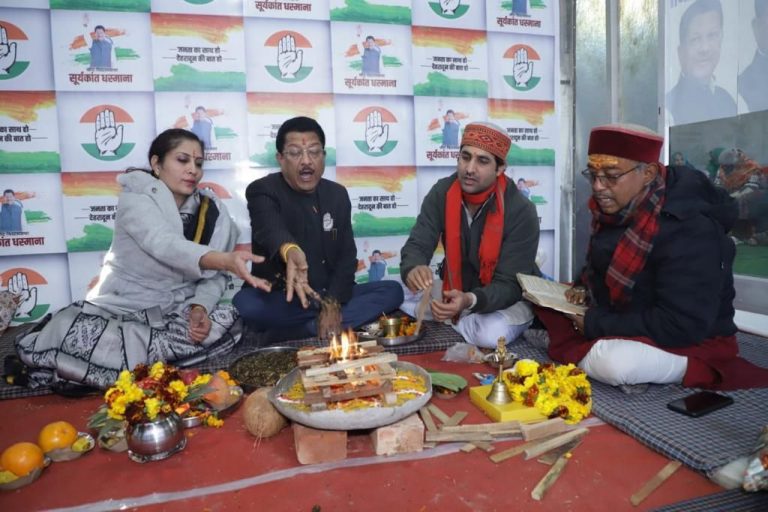 पूजा अर्चना के साथ धस्माना के चुनावी कार्यालय का शुभारम्भ