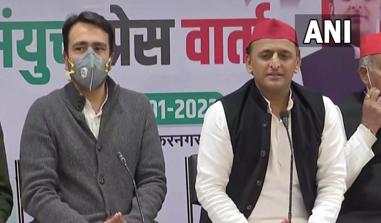 15 दिनों में होगा गन्ने का भुगतान, 300 यूनिट बिजली मुफ्त: अखिलेश