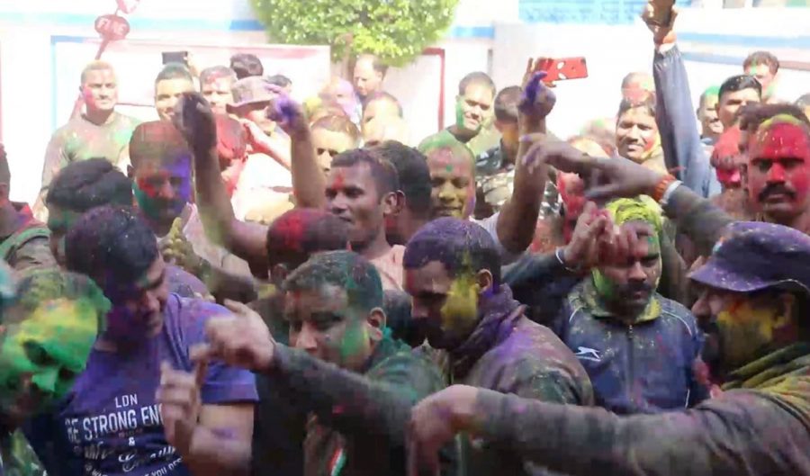 जम्मू-कश्मीर में सीआरपीएफ जवानों पर चढ़ा होली का रंग, खूब उड़ा गुलाल