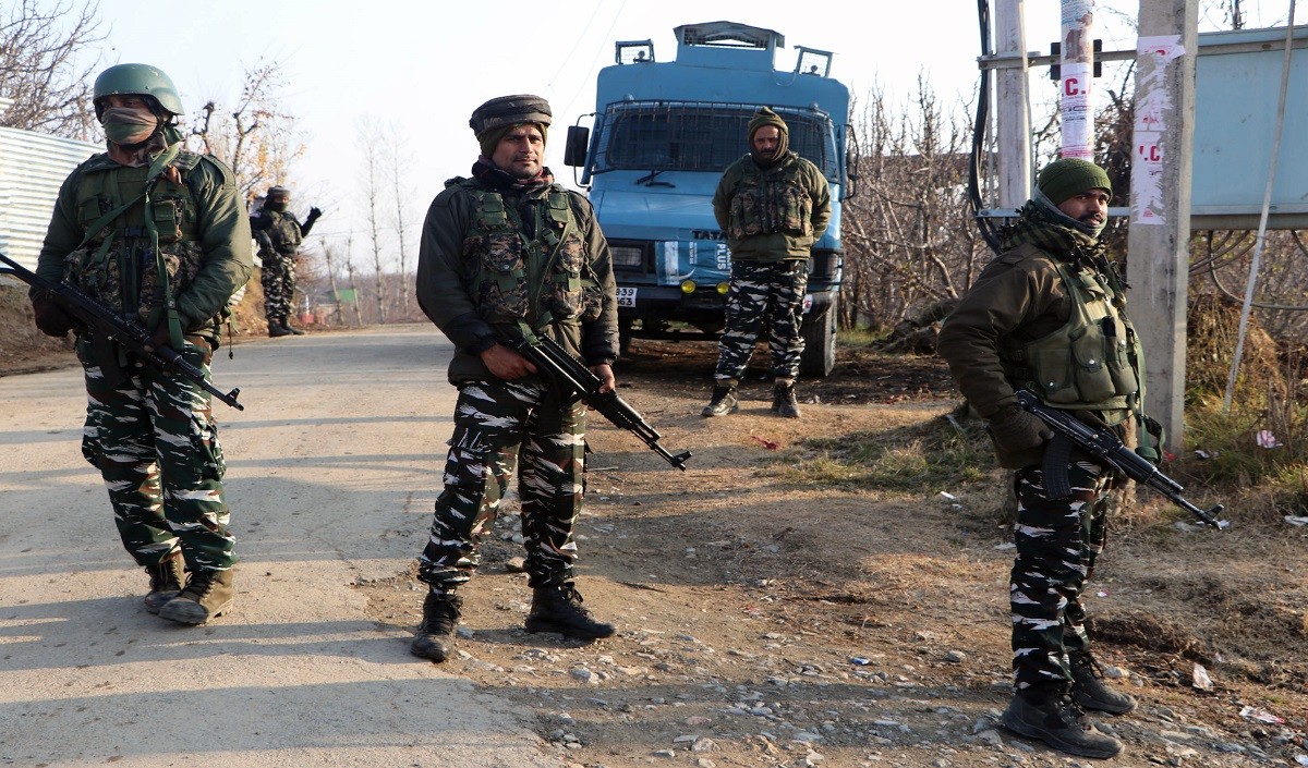 श्रीनगर में आतंकियों ने ग्रेनेड से किया अटैक, 2 की मौत, 35 घायल