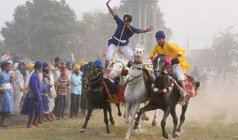 होला मोहल्ला-घोड़ों पर सवार निहंग, हाथ में निशान साहब उठाए तलवारों के करतब दिखा कर साहस, पौरुष और उल्लास का प्रदर्शन करते हैं