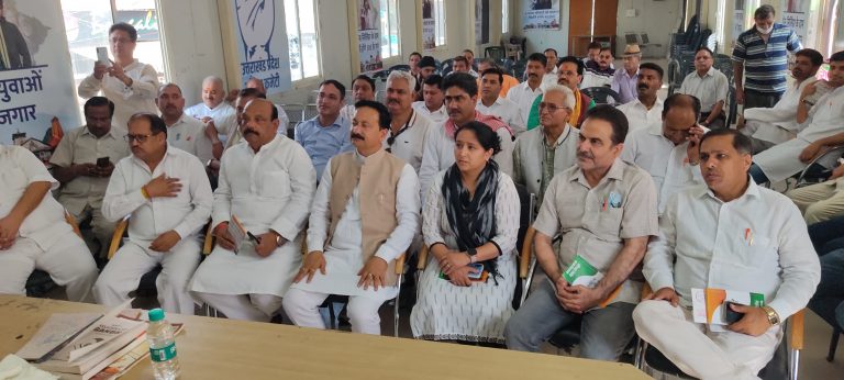 कांग्रेस कार्यकर्ताओं ने पार्टी में अनुशासन बनाये रखने की पुरजोर वकालत की