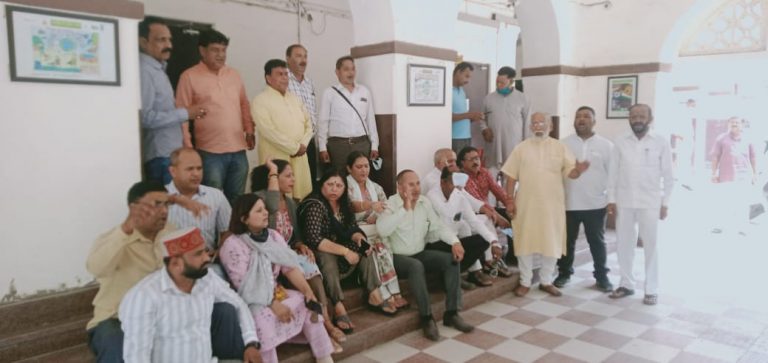 मेयर से अभद्रता के विरोध मेें भाजपा पार्षदो ने नगर निगम में दिया धरना