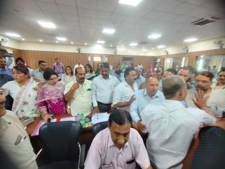 निगम की बोर्ड बैठक में राज्य आन्दोलनकारी को पत्थर बाज बोलने पर आपस में भिड़े पार्षद