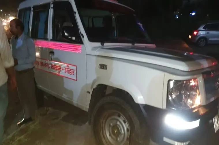 नशे में धुत एंबुलेंस ड्राइवर ने डिवाइडर पर चढ़ाई गाड़ी,बड़ा हादसा टला
