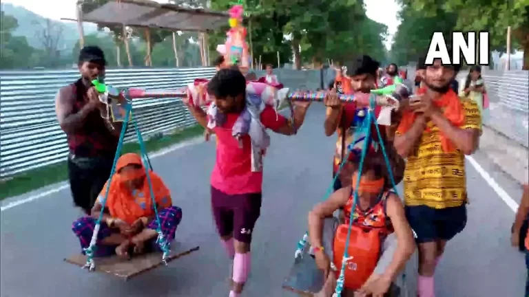 माता-पिता को कंधे पर उठाकर कांवड़ यात्रा पर निकला बेटा, लोग बोले – कलयुग का श्रवण कुमार