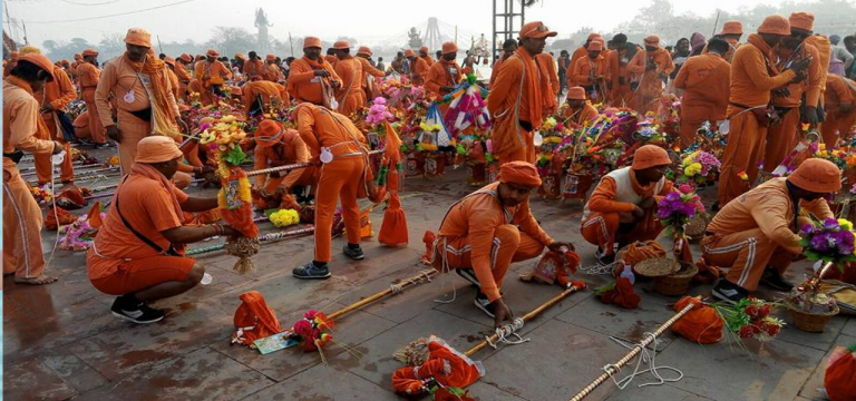 बोल-बम के उद्घोष से गूंज रही है बाबा की नगरी, कांवड़ पटरी पर उतरा आस्था का सैलाब