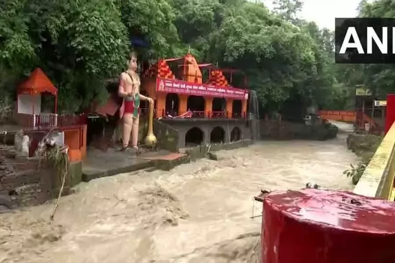 देहरादून में बादल फटा, वैष्णो देवी गुफा योग मंदिर और टपकेश्वर महादेव मंदिर का संपर्क टूटा