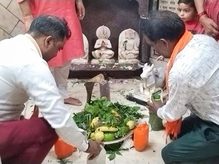 सावन के तीसरे सोमवार को शिव मंदिर में उमड़ी भक्तों की भीड़