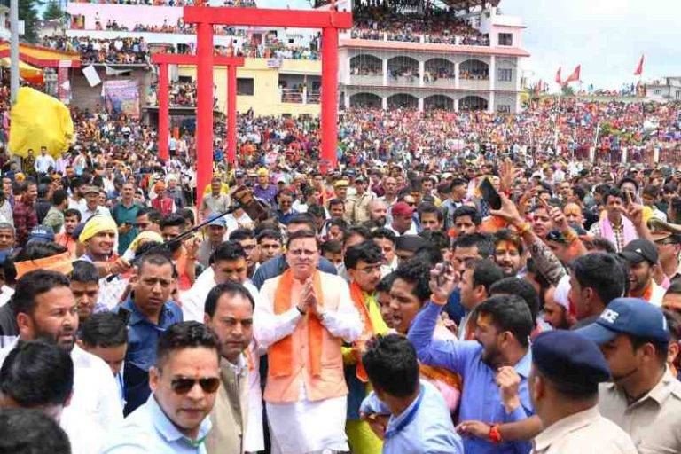 देवीधुरा के बग्वाल मेले में पहुंचे मुख्यमंत्री धामी, मां वाराही मंदिर में की पूजा अर्चना