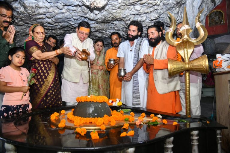 मुख्यमंत्री धामी ने टपकेश्वर महादेव मंदिर में भगवान शिव का जलाभिषेक कर प्रदेश की सुख समृद्धि की कामना