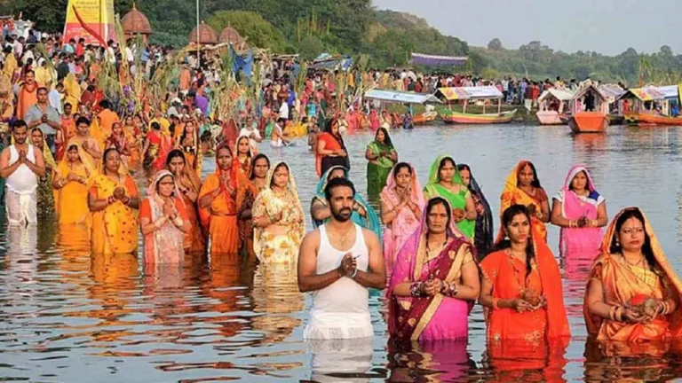 तीर्थ नगरी में उगते सूर्य को व्रती महिलाओं ने अर्घ्य दे छठ मैया से मांगा आशीर्वाद