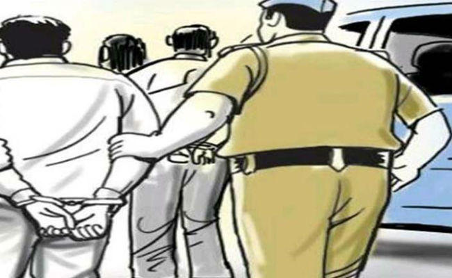 पुलिस ने फरार चल रहे तीन इनामी गैंगस्टर सहित पांच को दबोचा