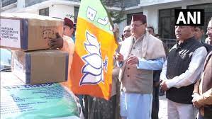 सीएम धामी ने जोशीमठ के लिए राहत सामग्री को झंडी दिखाकर किया रवाना