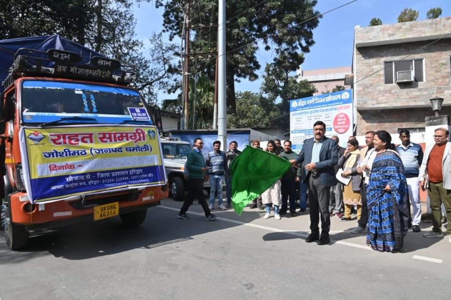 डीएम ने जोशीमठ क्षेत्र में राहत सामग्री के पांच ट्रकों को हरी झण्डी दिखाकर किया रवाना