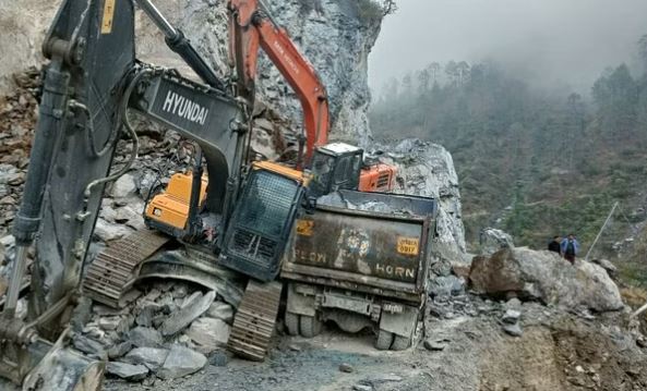 गंगोत्री राष्ट्रीय राजमार्ग पर पहाड़ी से गिरा बोल्डर , एक की मौत दो गंभीर