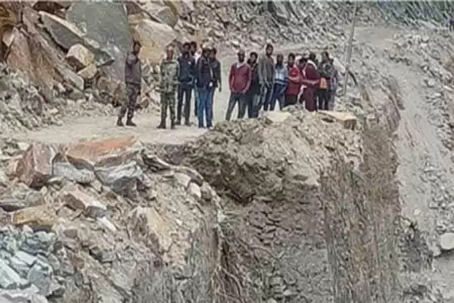 बदरीनाथ हाईवे पर तैय्यां पुल के पास हाईवे चौड़ीकरण के दौरान हुआ हादसा, जेसीबी खाई में गिरने से चालक की मौत