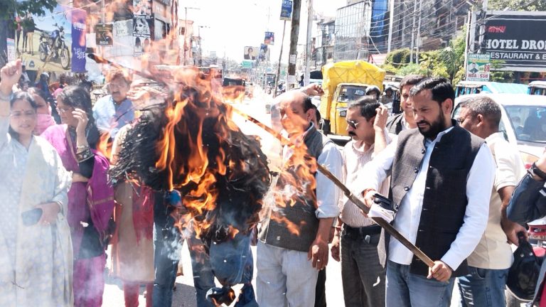 यूकेडी ने फूंका मेयर का पुतला, मुकदमे की मांग