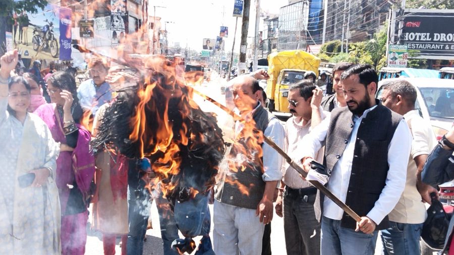 यूकेडी ने फूंका मेयर का पुतला, मुकदमे की मांग