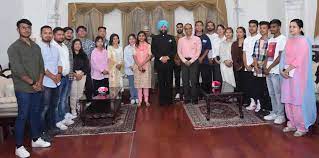 राज्यपाल लेफ्टिनेंट जनरल गुरमीत सिंह (से नि) ने सिक्किमी स्टूडेंट्स एसोसिएशन के छात्रों से की मुलाकात