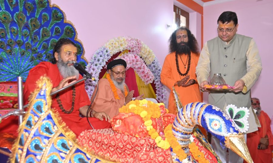 मुख्यमंत्री धामी ने हरि सेवा आश्रम के वार्षिकोत्सव में पहुंच कर, सन्तों व महात्माओं का लिया आशीर्वाद