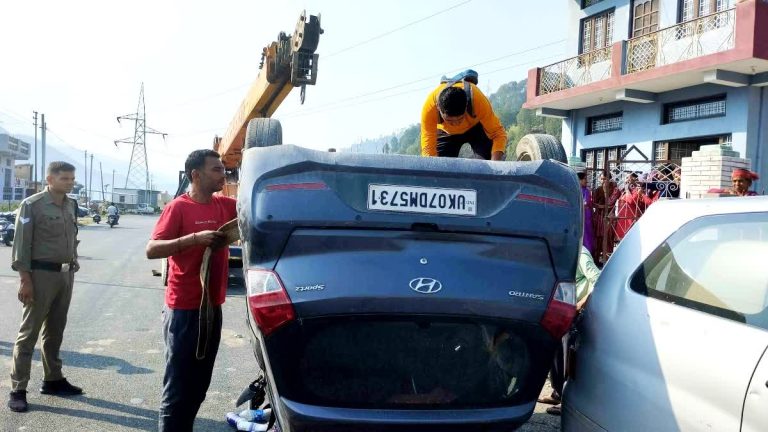 ऋषिकेश-गंगोत्री हाईवे पर कार सड़क पर पलटी, दो महिला डाक्टर सहित चार घायल