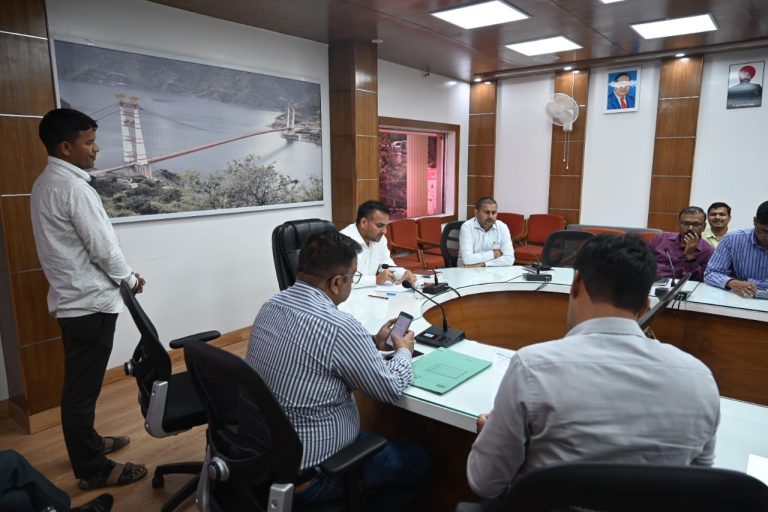 जनता मिलन कार्यक्रम में जिलाधिकारी डॉ. सौरभ गहरवार ने सुनीं जनसमस्याएं
