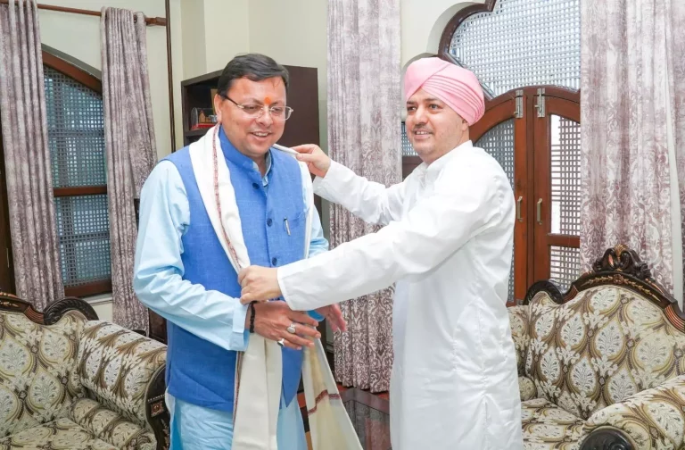 मुख्यमंत्री धामी ने विशेष संपर्क अभियान के तहत, देहरादून के दो विशिष्ट नागरिकों से की मुलाकात