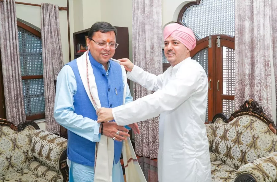 मुख्यमंत्री धामी ने विशेष संपर्क अभियान के तहत, देहरादून के दो विशिष्ट नागरिकों से की मुलाकात