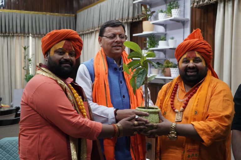 अयोध्या से आये दशरथ गद्दी के पीठाधीश्वर महन्त बृजमोहन दास महाराज ने सीएम से की भेंट