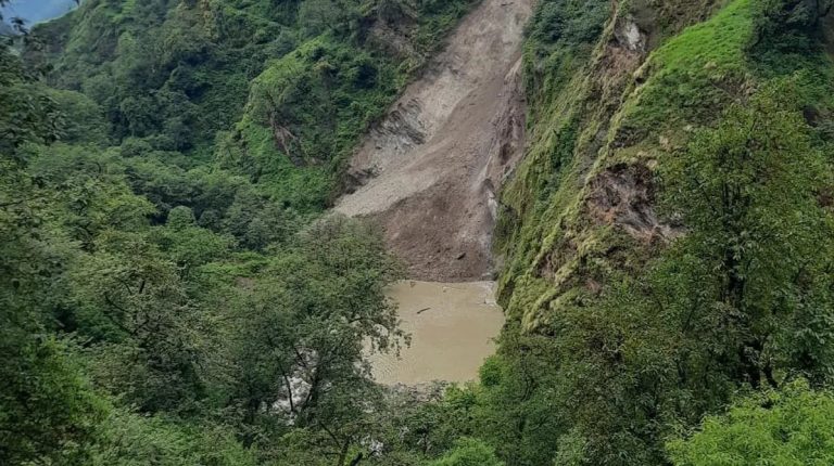 पहाड़ के दरकने से पेना नदी में बनी झील