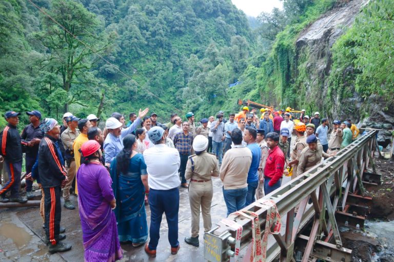 गौरीकुंड में भू-स्खलन एवं आपदा प्रभावित क्षेत्र का सचिव आपदा प्रबंधन व मंडलायुक्त ने  किया निरीक्षण