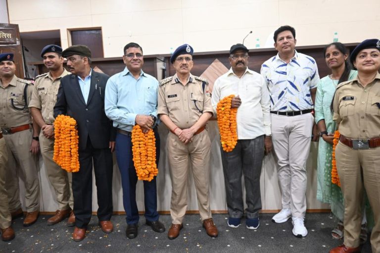 सेवानिवृत्ति पर पुलिस अधिकारियों व कर्मचारियों को दी गई विदाई