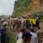 दर्दनाक हादसा: कार आई मलबे की चपेट में, तीन लोगों की मौत