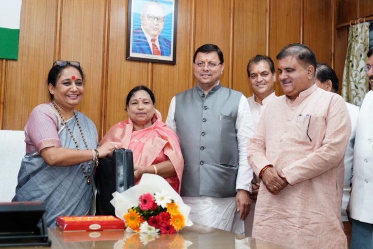 मुख्यमंत्री धामी ने नवनिर्वाचित विधायक पार्वती दास के शपथ ग्रहण समारोह में प्रतिभाग किया