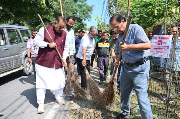कैबिनेट मंत्री गणेश जोशी ने स्वच्छता ही सेवा कार्यक्रम में प्रतिभाग कर सड़क पर झाड़ू लगाकर दिया स्वच्छता का संदेश 