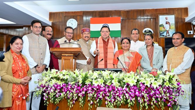 मुख्यमंत्री धामी ने विधानसभा अध्यक्ष की उपस्थिति में ई-विधान एप्लीकेशन का किया लोकापर्ण