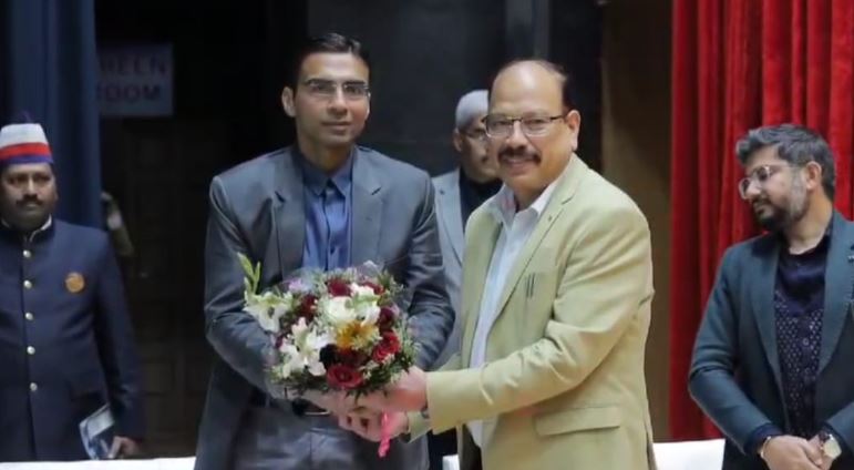 सरकारी स्कूलों में व्यवस्था ऐसी हो कि बच्चे कॉम्प्लेक्स फील न करें- डीएम