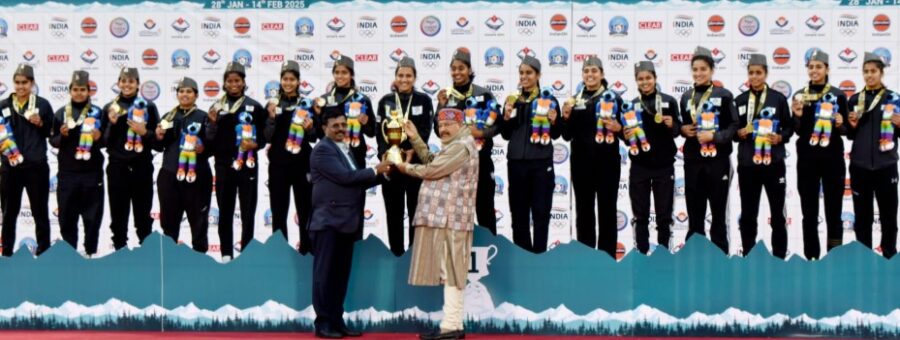 प्रभारी मंत्री महाराज ने महिला हॉकी खिलाड़ियों को किया सम्मानित