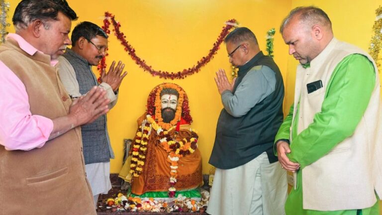 कैबिनेट मंत्री गणेश जोशी ने संत रविदास की मूर्ति पर माल्यार्पण कर उन्हें श्रद्धासुमन अर्पित किया