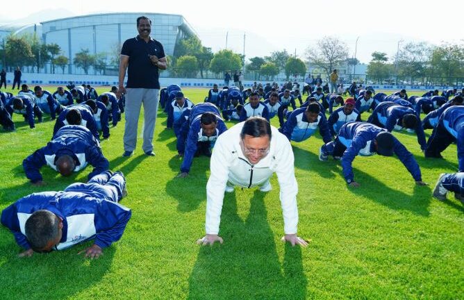 युवाओं के बीच पहुंच मुख्यमंत्री ने लगाए पुश- अप्स