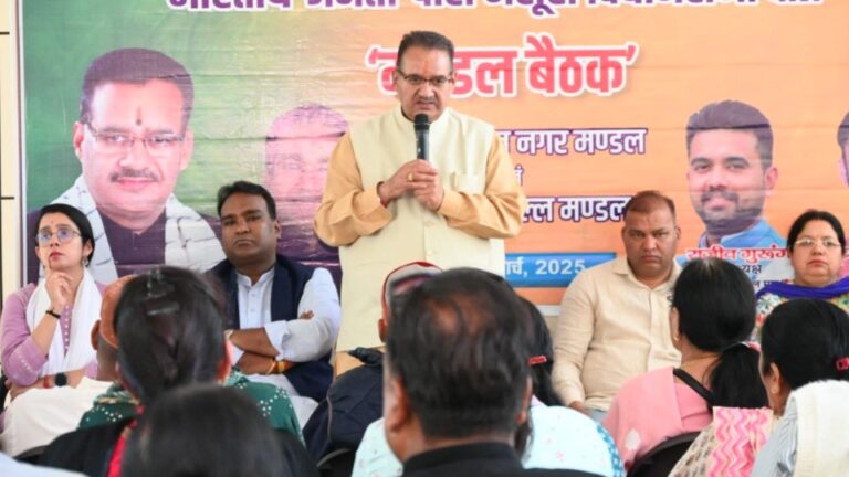 कैबिनेट मंत्री गणेश जोशी ने कार्यक्रम की तैयारियों को लेकर पार्टी पदाधिकारियों के साथ की बैठक